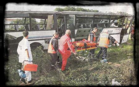 Un accident de car scolaire, transportant des coll&eacute;giens et des lyc&eacute;ens au nord de Challans, en Vend&eacute;e, a fait 43 bless&eacute;s dont trois graves, vendredi matin.